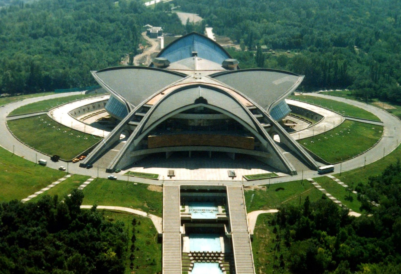 Illustration for article titled These Futuristic Buildings Reveal the Soviets' Vision for Tomorrow